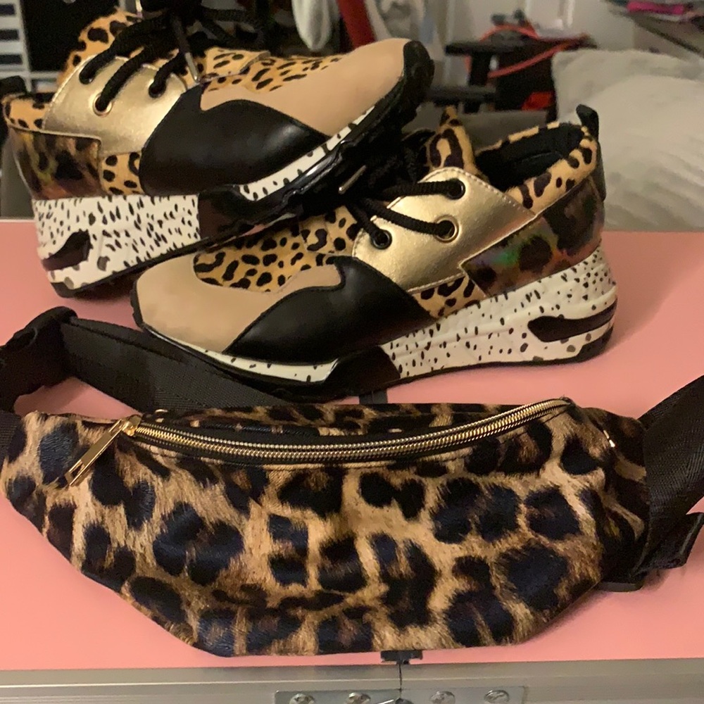 Steve Madden Sneakers In excellent condition worn 1x comes with Fanny pack!!❤️❤️